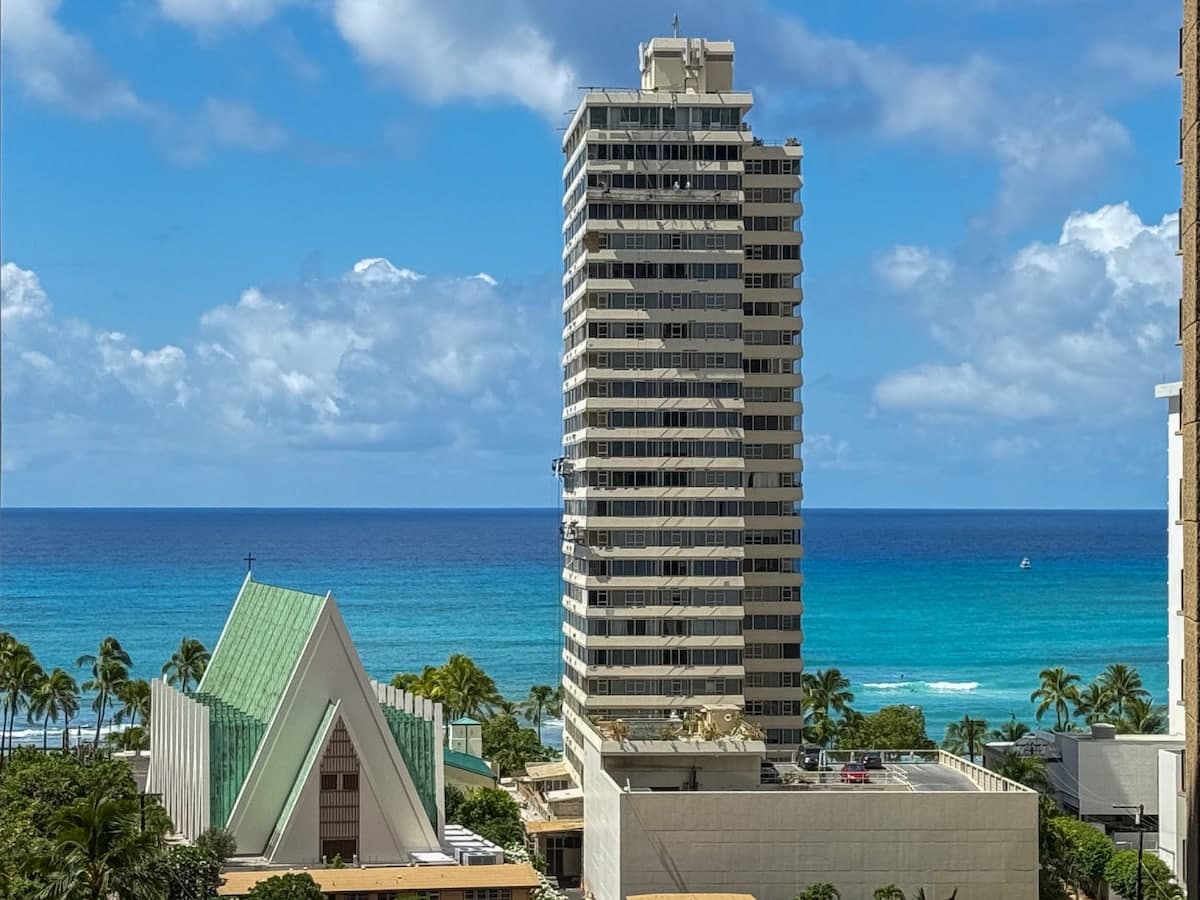 Condo in Honolulu · ★4.89 · 1 bedroom · 3 beds · 1 private bath - Photo 3