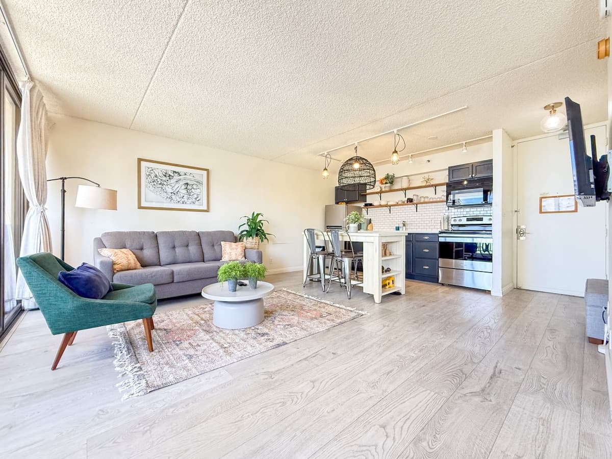 Condo in Honolulu · ★4.89 · 1 bedroom · 3 beds · 1 private bath - Photo 5
