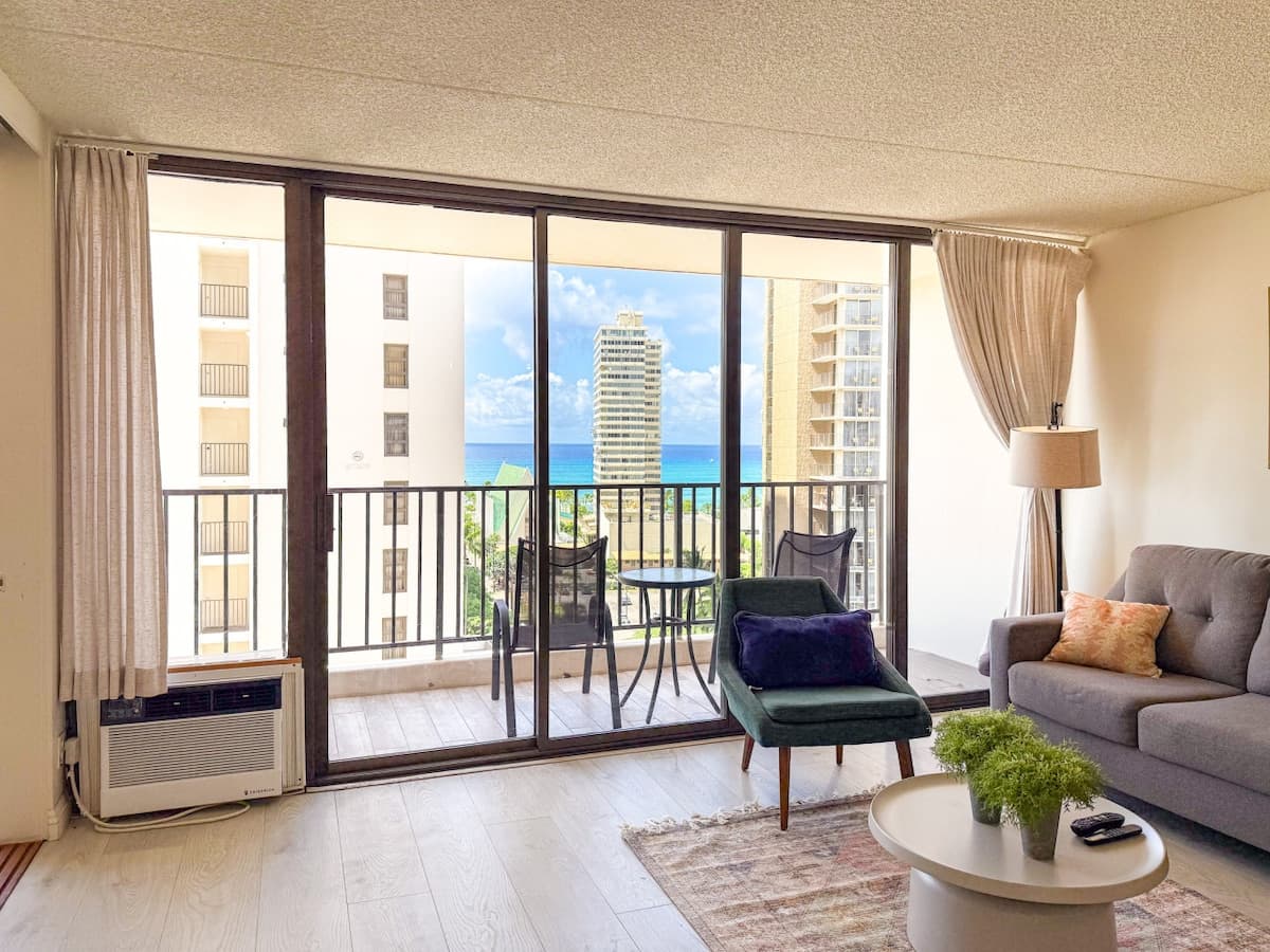 Condo in Honolulu · ★4.89 · 1 bedroom · 3 beds · 1 private bath - Photo 2