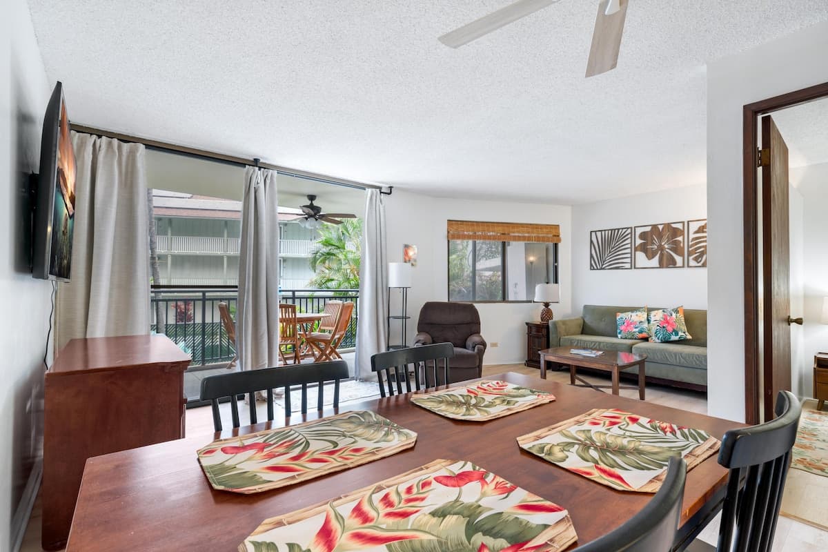 Condo in Kailua-Kona · ★4.38 · 2 bedrooms · 2 beds · 2 shared baths - Photo 2