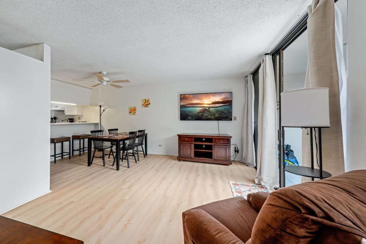 Condo in Kailua-Kona · ★4.38 · 2 bedrooms · 2 beds · 2 shared baths - Photo 4