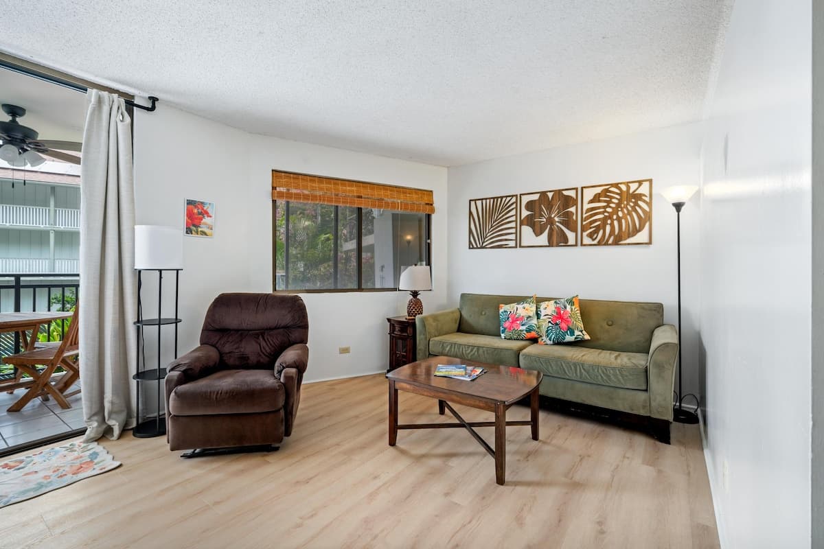 Condo in Kailua-Kona · ★4.38 · 2 bedrooms · 2 beds · 2 shared baths - Photo 3