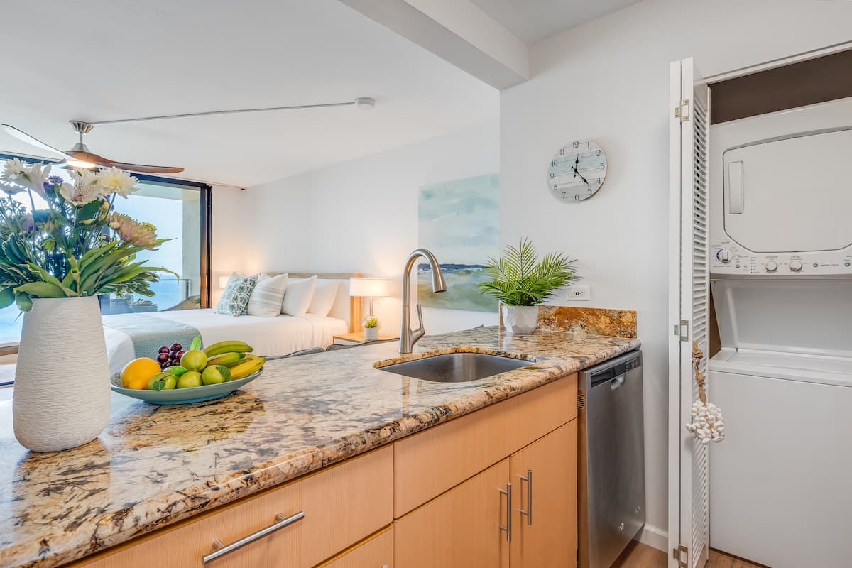Condo in Lahaina · ★4.98 · 1 bedroom · 1 bed · 1 private bath - Photo 2