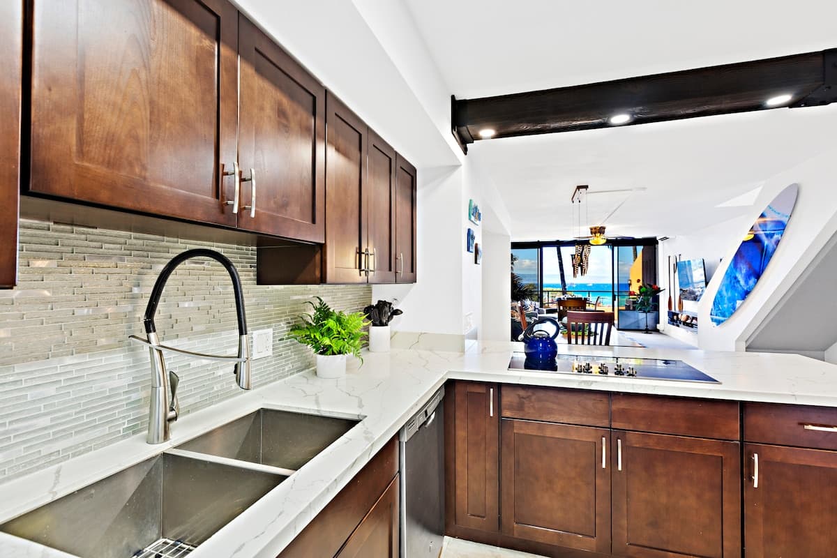 Home in Lahaina · ★4.74 · 2 bedrooms · 3 beds · 2 baths - Photo 4