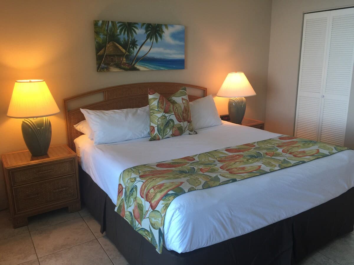 Condo in Lahaina · ★5.0 · 1 bedroom · 2 beds · 1 shared bath - Photo 1