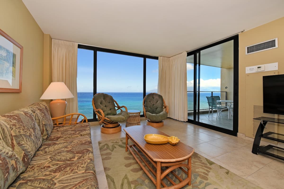 Condo in Lahaina · ★5.0 · 1 bedroom · 2 beds · 1 shared bath - Photo 2