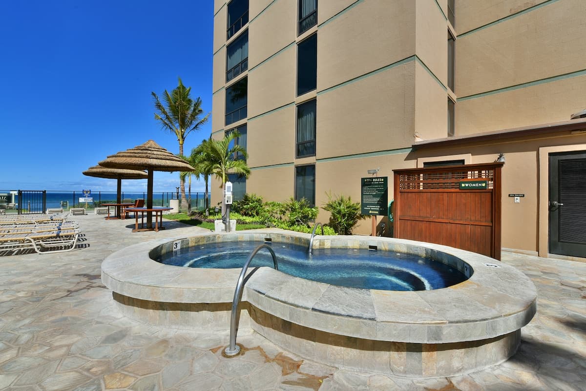 Condo in Lahaina · ★4.0 · Studio · 1 bed · 1 bath - Photo 1