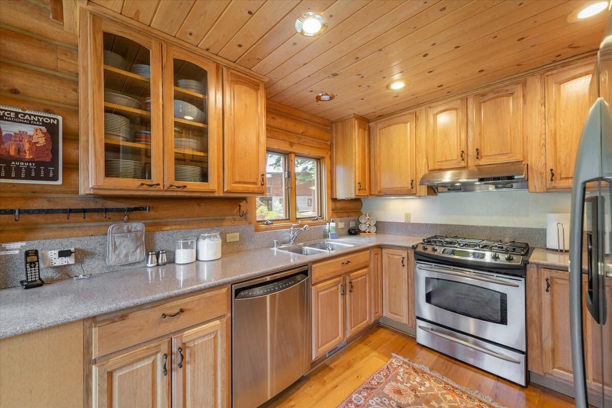 Log Cabin with Hot Tub & Sauna, Near Lake - Photo 3
