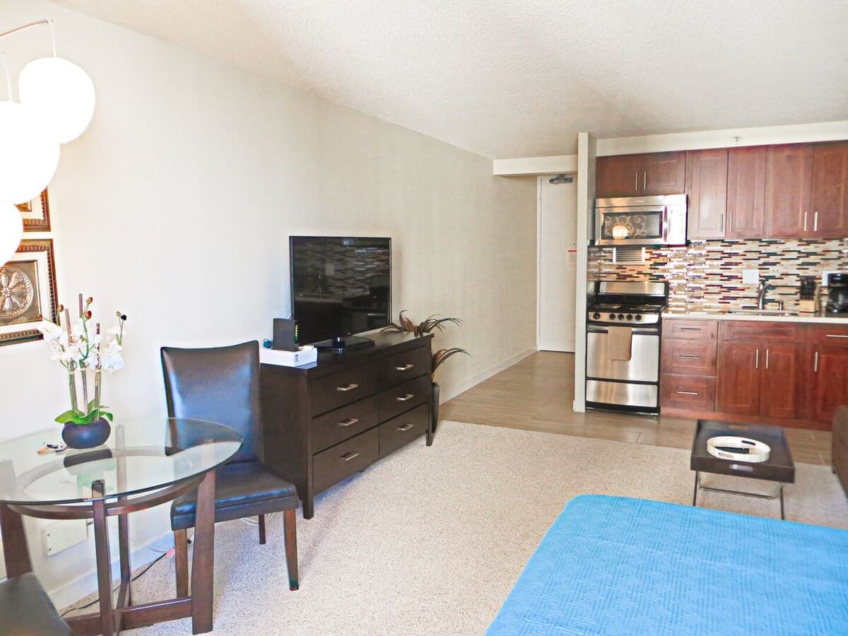 Condo in Honolulu · ★4.88 · 1 bedroom · 2 beds · 1 private bath - Photo 2