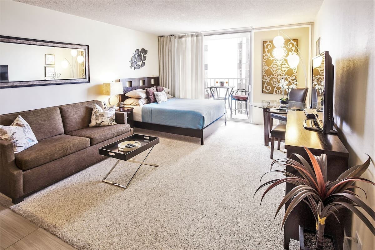 Condo in Honolulu · ★4.88 · 1 bedroom · 2 beds · 1 private bath - Photo 1