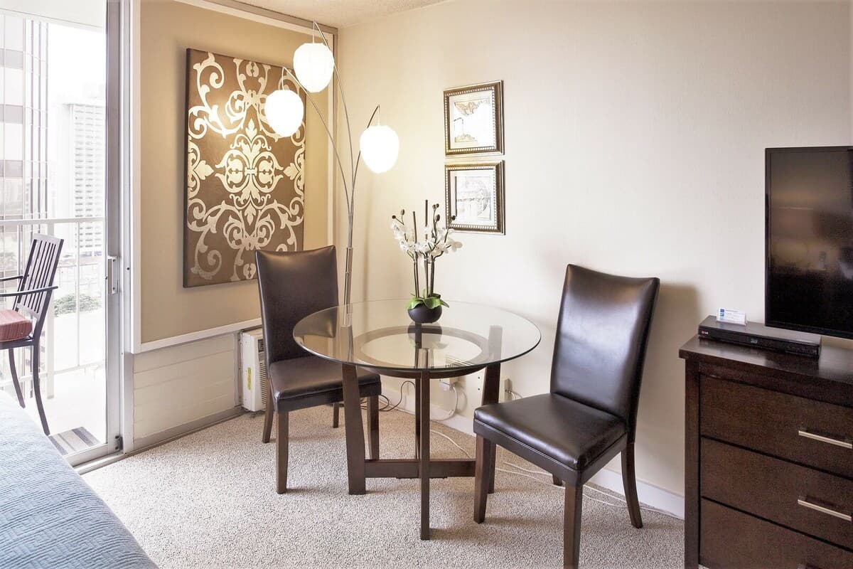 Condo in Honolulu · ★4.88 · 1 bedroom · 2 beds · 1 private bath - Photo 5