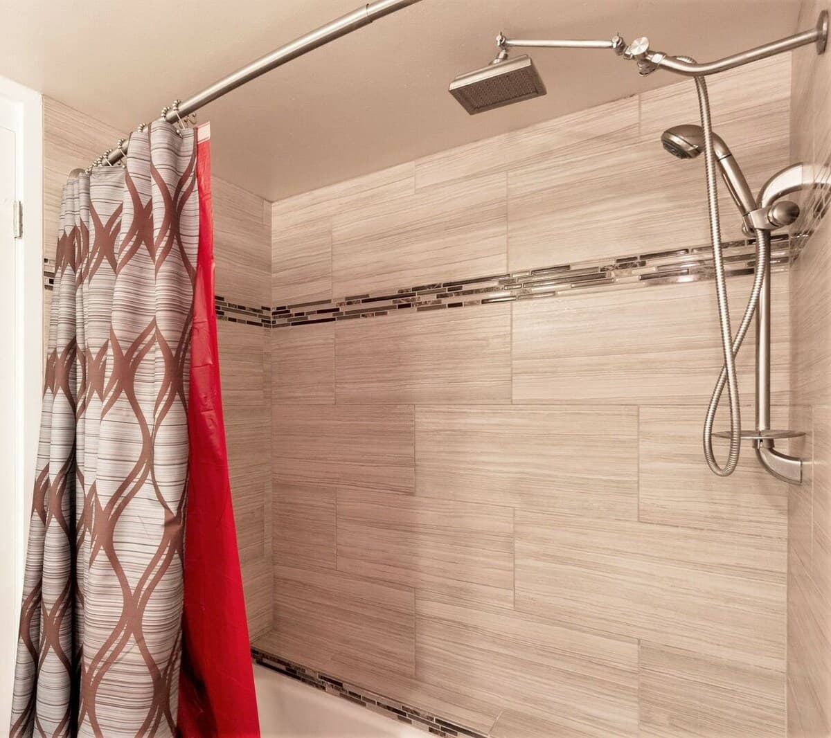 Condo in Honolulu · ★4.88 · 1 bedroom · 2 beds · 1 private bath - Photo 4