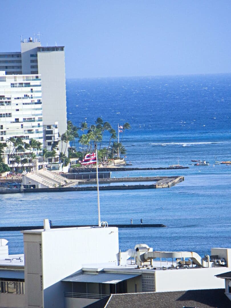 Condo in Honolulu · ★4.88 · 1 bedroom · 2 beds · 1 private bath - Photo 3