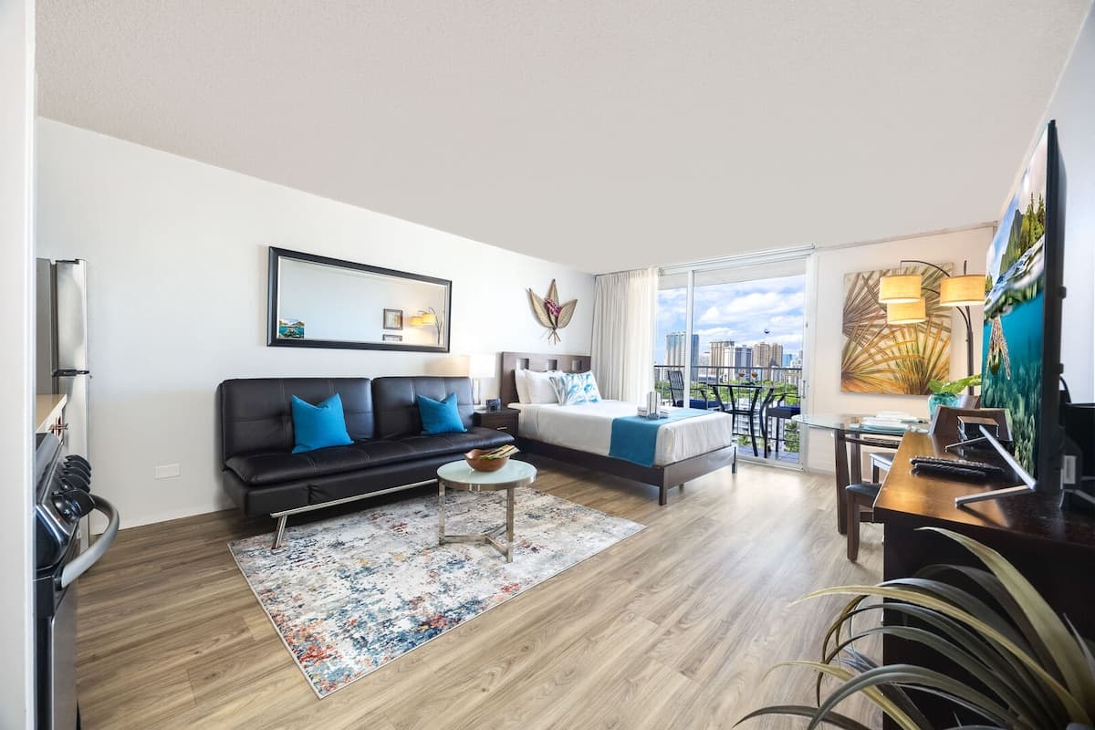 Condo in Honolulu · ★4.83 · 1 bedroom · 2 beds · 1 private bath - Photo 3