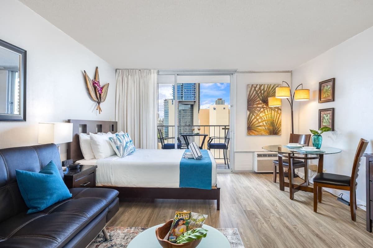 Condo in Honolulu · ★4.83 · 1 bedroom · 2 beds · 1 private bath - Photo 1