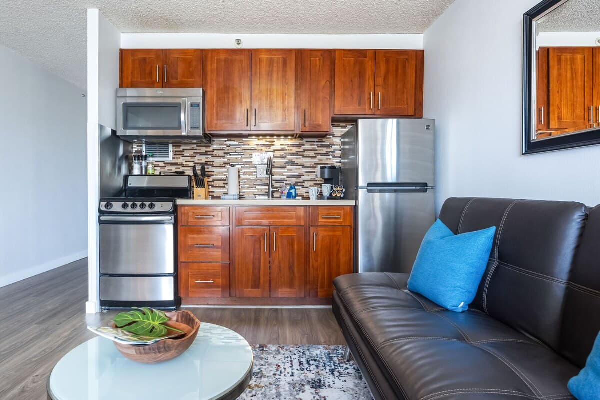 Condo in Honolulu · ★4.83 · 1 bedroom · 2 beds · 1 private bath - Photo 4
