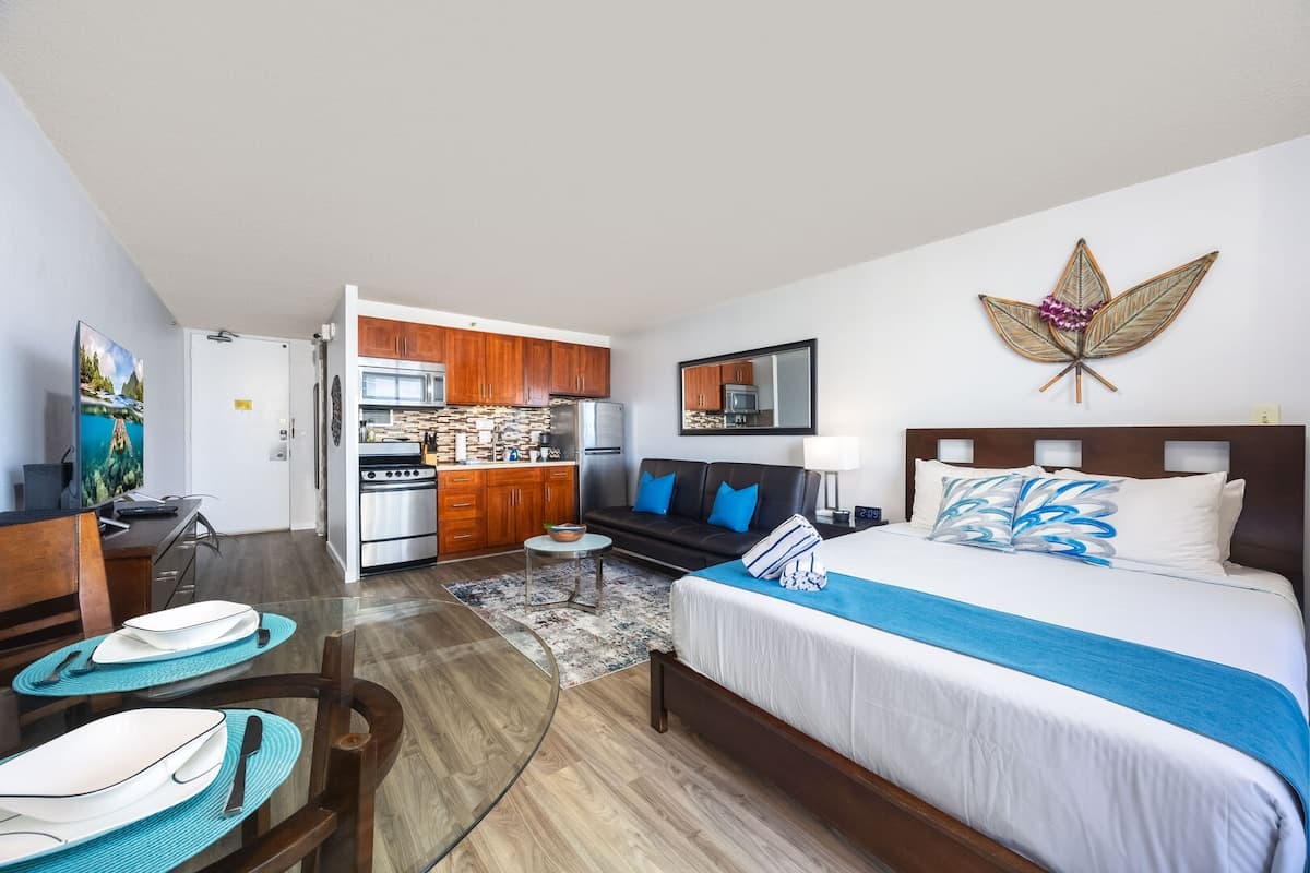 Condo in Honolulu · ★4.83 · 1 bedroom · 2 beds · 1 private bath - Photo 2