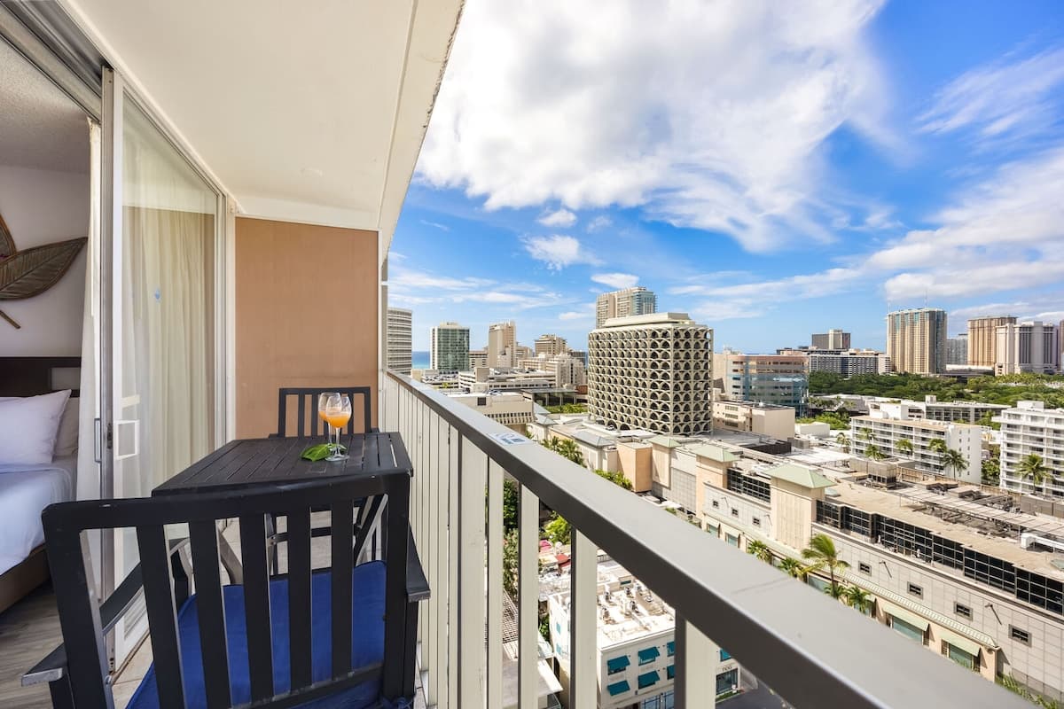 Condo in Honolulu · ★4.83 · 1 bedroom · 2 beds · 1 private bath - Photo 5