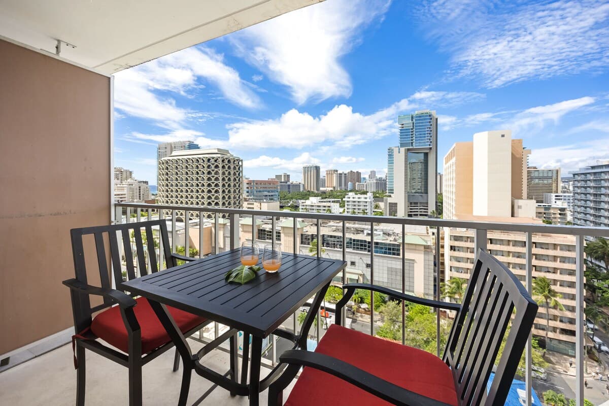 Condo in Honolulu · ★4.83 · 1 bedroom · 2 beds · 1 private bath - Photo 4