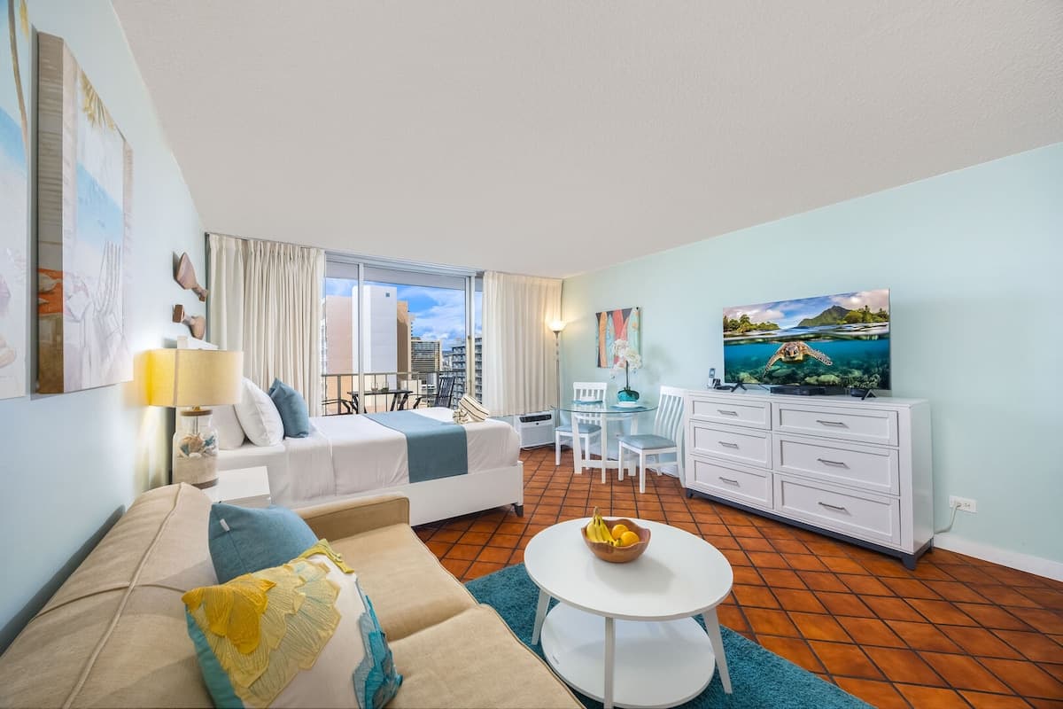 Condo in Honolulu · ★4.83 · 1 bedroom · 2 beds · 1 private bath - Photo 2