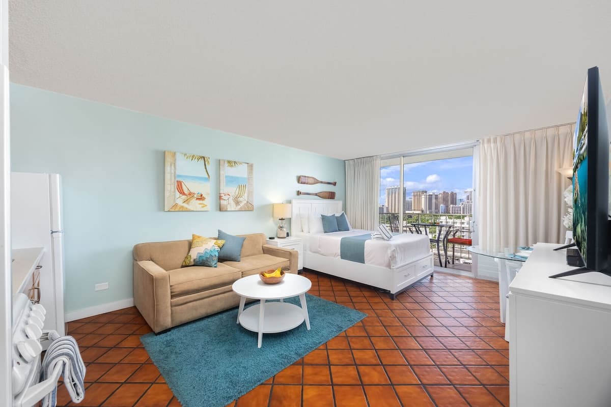 Condo in Honolulu · ★4.83 · 1 bedroom · 2 beds · 1 private bath - Photo 1
