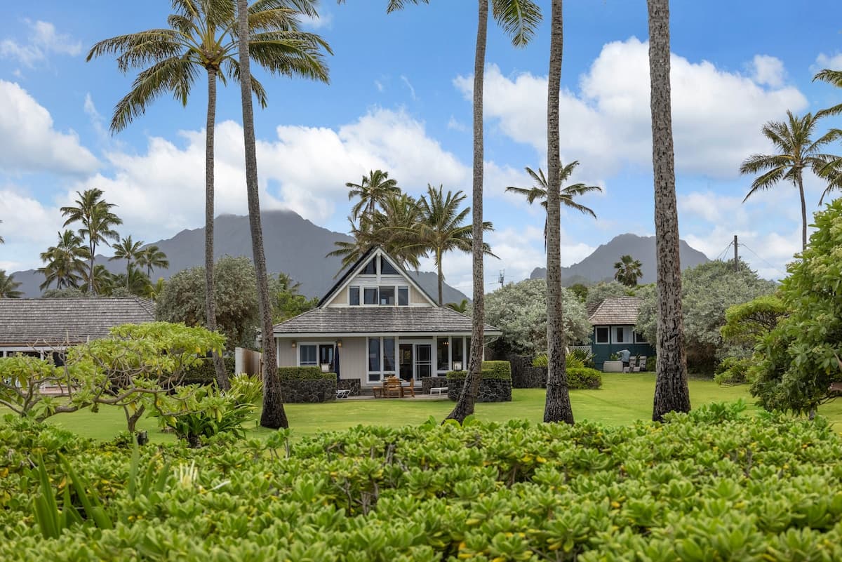 Home in Kailua · ★4.89 · 4 bedrooms · 4 beds · 4 private baths - Photo 3
