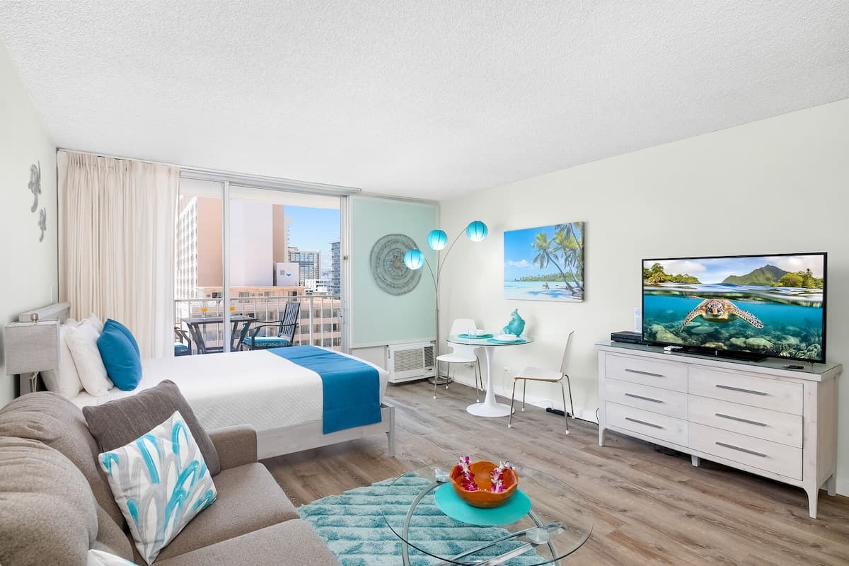 Condo in Honolulu · ★4.75 · 1 bedroom · 2 beds · 1 private bath - Photo 2