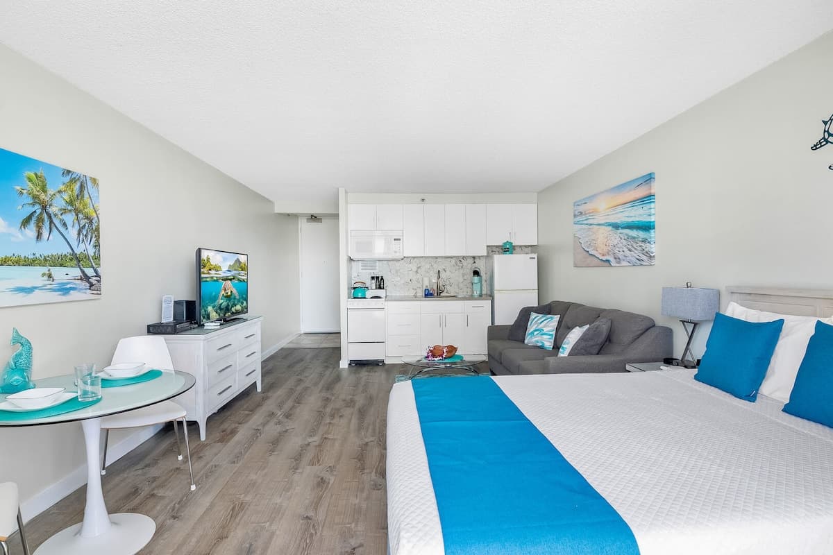 Condo in Honolulu · ★4.75 · 1 bedroom · 2 beds · 1 private bath - Photo 3