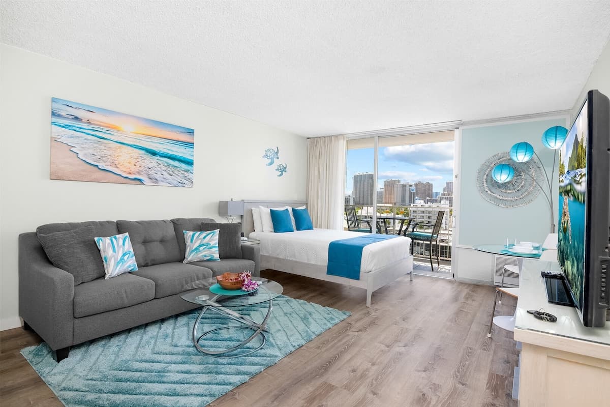 Condo in Honolulu · ★4.75 · 1 bedroom · 2 beds · 1 private bath - Photo 1