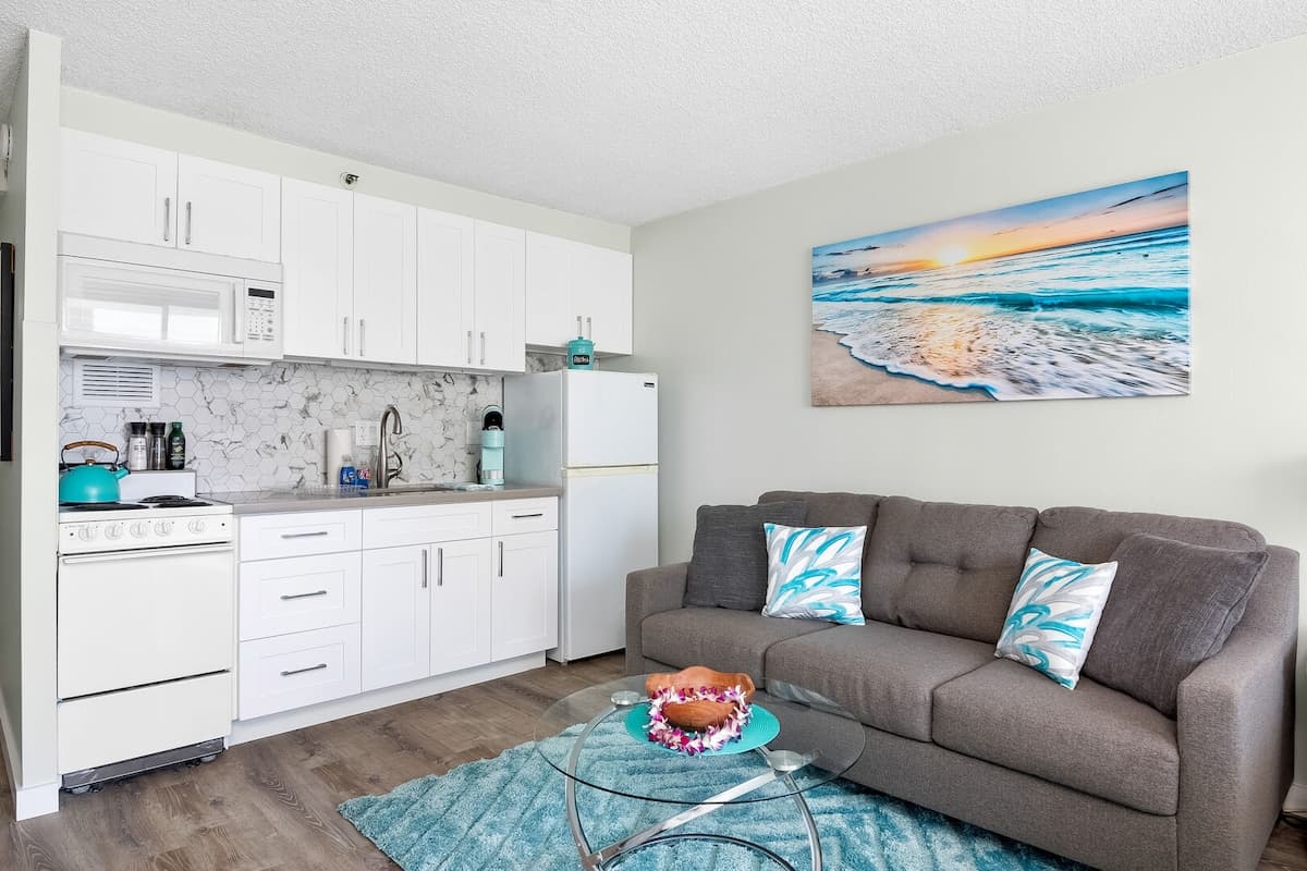 Condo in Honolulu · ★4.75 · 1 bedroom · 2 beds · 1 private bath - Photo 4