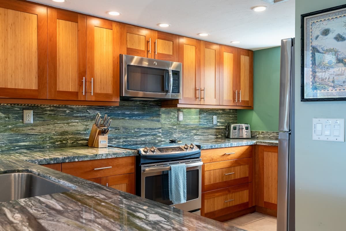 Condo in Kailua-Kona · ★4.74 · 2 bedrooms · 2 beds · 2 baths - Photo 2