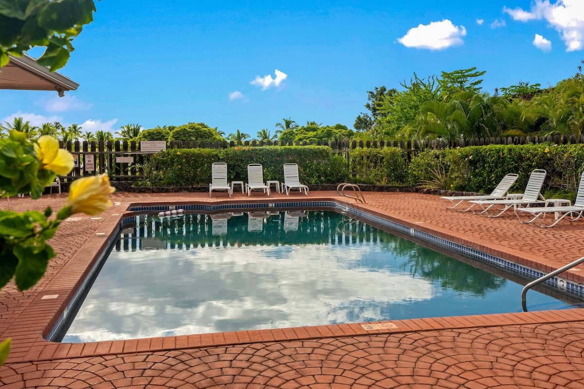 Condo in Kailua-Kona · ★4.9 · 2 bedrooms · 4 beds · 2 private baths - Photo 1