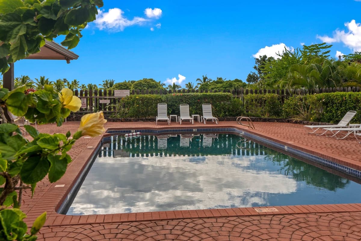 Condo in Kailua-Kona · ★4.9 · 2 bedrooms · 4 beds · 2 private baths - Photo 5