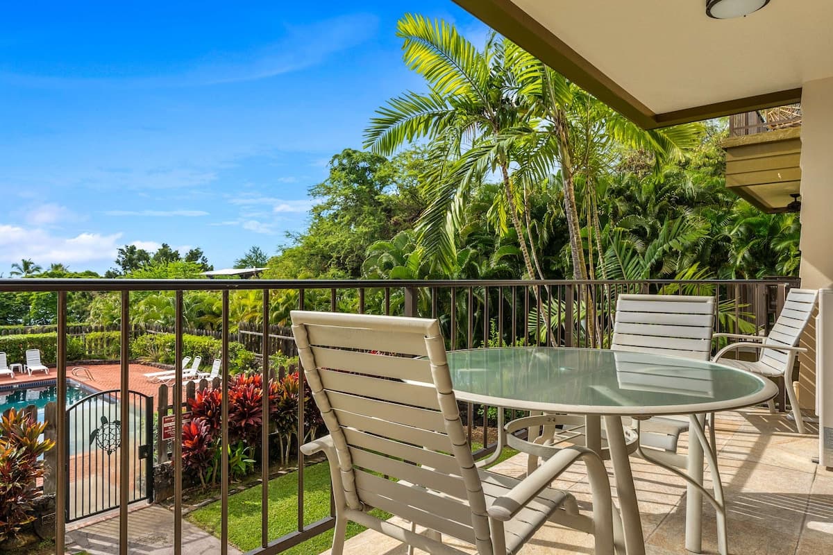 Condo in Kailua-Kona · ★4.9 · 2 bedrooms · 4 beds · 2 private baths - Photo 3