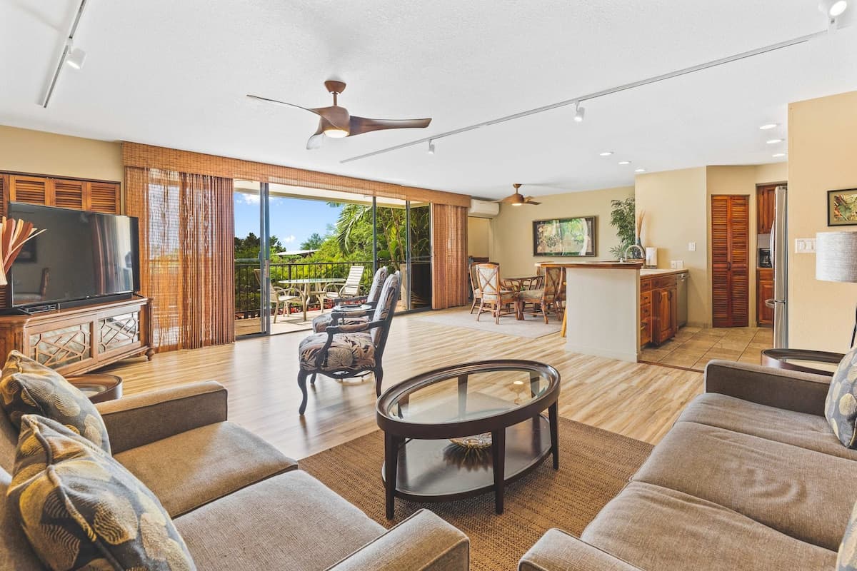 Condo in Kailua-Kona · ★4.9 · 2 bedrooms · 4 beds · 2 private baths - Photo 4
