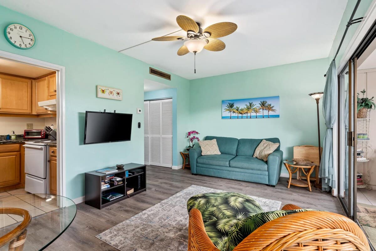 Condo in Kailua-Kona · ★4.38 · 1 bedroom · 2 beds · 1 bath - Photo 5