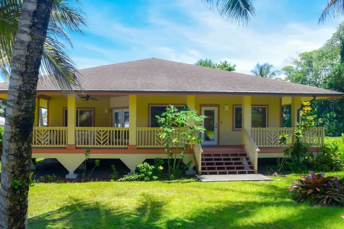 Home in Pahoa · ★4.78 · 3 bedrooms · 4 beds · 2 private baths - Photo 5