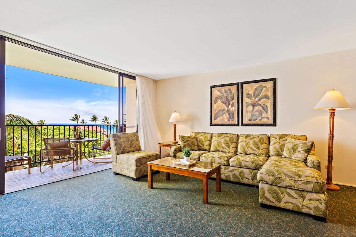 Condo in Lahaina · ★4.91 · 1 bedroom · 2 beds · 1 bath - Photo 2