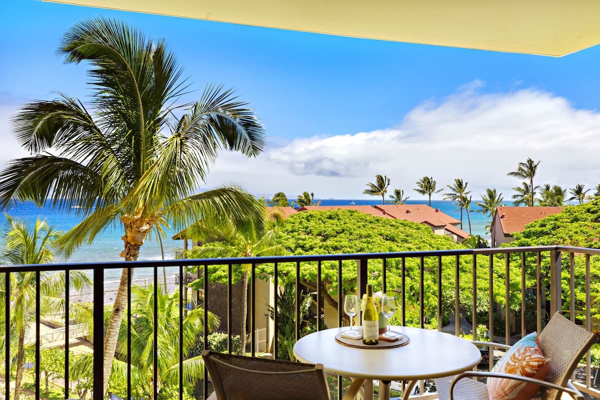 Condo in Lahaina · ★4.91 · 1 bedroom · 2 beds · 1 bath - Photo 1