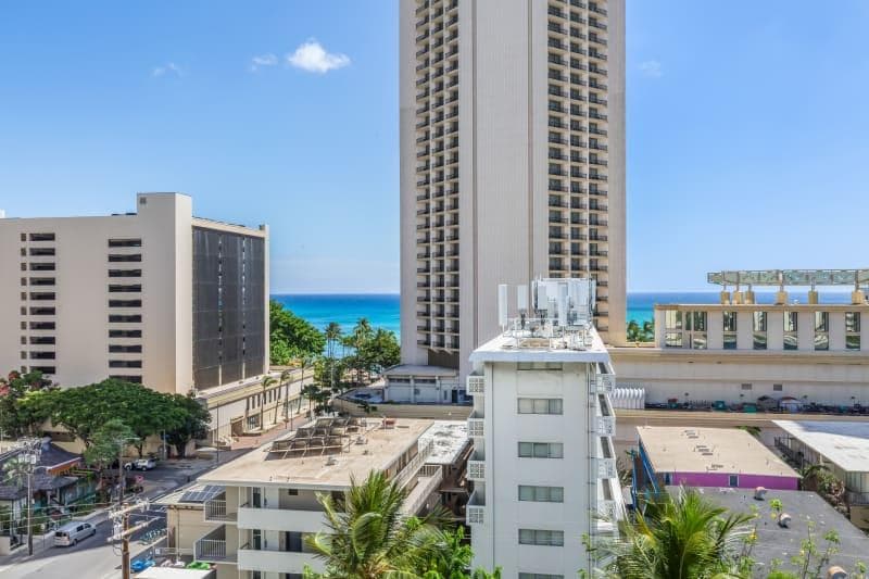 Condo in Honolulu · ★4.58 · Studio · 1 bed · 1 shared bath - Photo 2