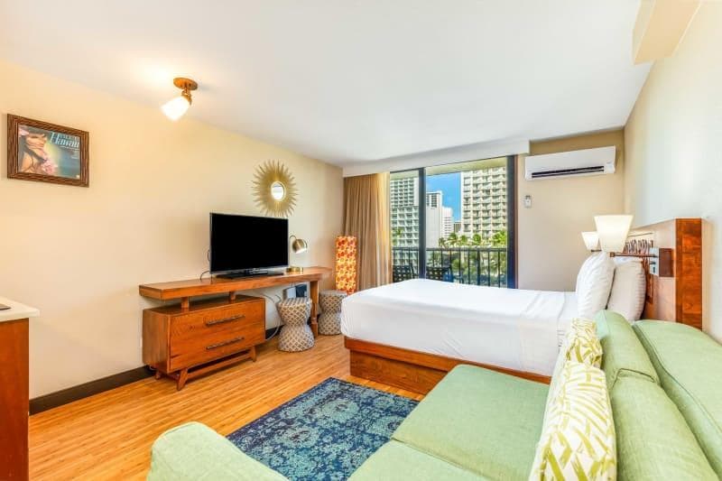 Condo in Honolulu · ★4.0 · Studio · 2 beds · 1 shared bath - Photo 4
