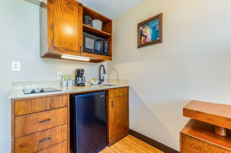 Condo in Honolulu · ★4.0 · Studio · 2 beds · 1 shared bath - Photo 2