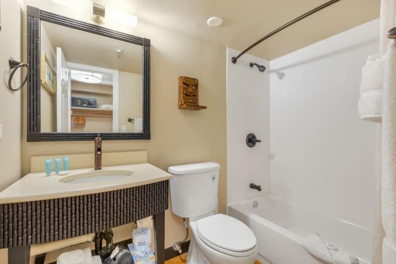 Condo in Honolulu · ★4.21 · Studio · 2 beds · 1 shared bath - Photo 5