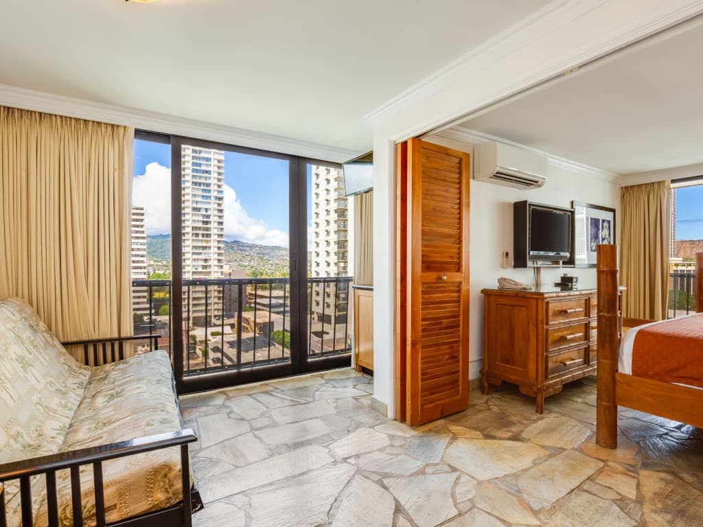 Condo in Honolulu · ★4.33 · 1 bedroom · 2 beds · 1 private bath - Photo 4