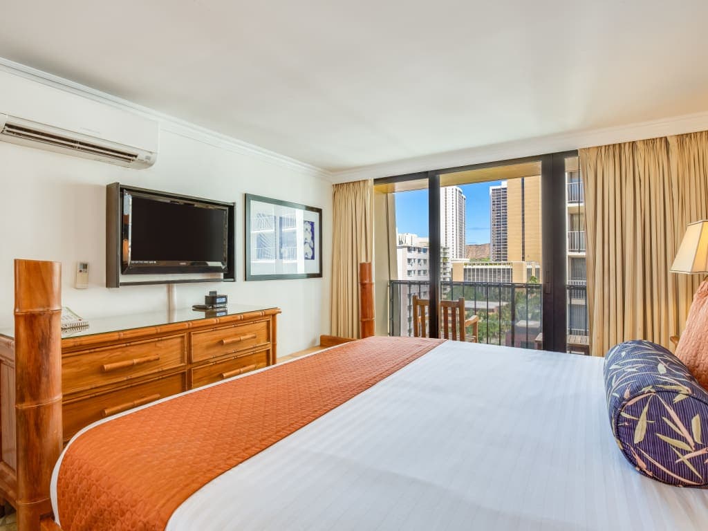 Condo in Honolulu · ★4.33 · 1 bedroom · 2 beds · 1 private bath - Photo 2