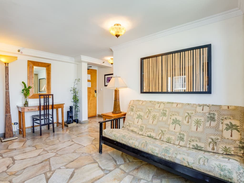 Condo in Honolulu · ★4.33 · 1 bedroom · 2 beds · 1 private bath - Photo 5