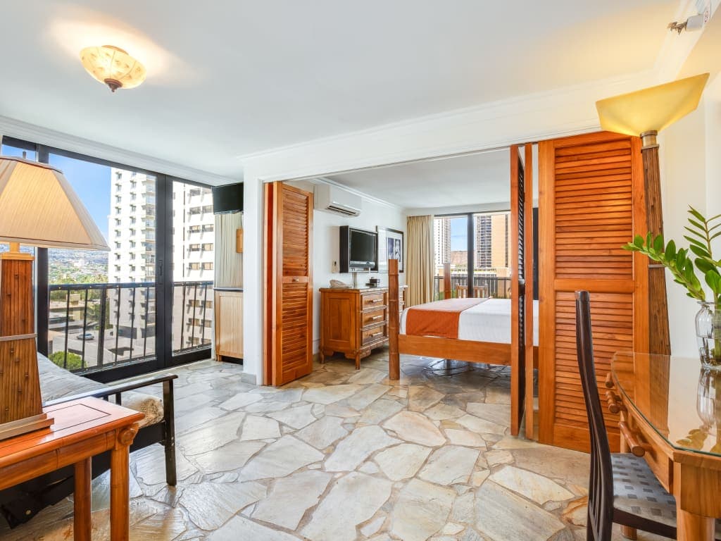 Condo in Honolulu · ★4.33 · 1 bedroom · 2 beds · 1 private bath - Photo 3