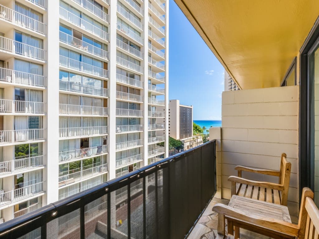 Condo in Honolulu · ★4.33 · 1 bedroom · 2 beds · 1 private bath - Photo 1