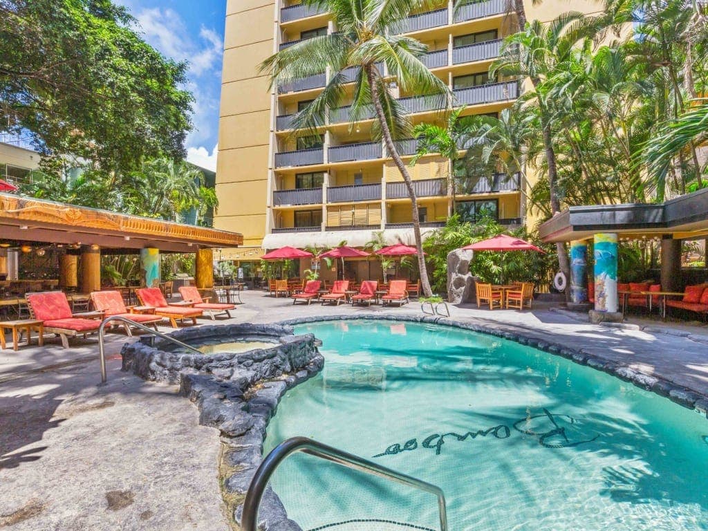 Condo in Honolulu · ★4.32 · Studio · 2 beds · 1 private bath - Photo 5