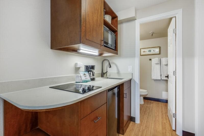 Condo in Honolulu · ★4.32 · Studio · 2 beds · 1 private bath - Photo 3